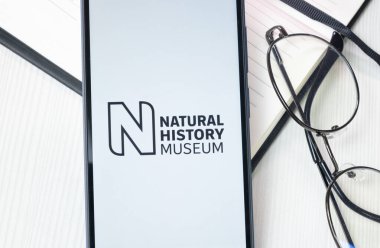 New York, ABD - 30 Haziran 2024: Doğal Tarih Müzesi Logosu veya Telefon Ekranında Simge.