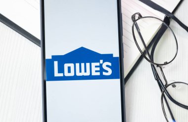 New York, ABD - 30 Haziran 2024: Lowes Logo veya Telefon Ekranında Simge.