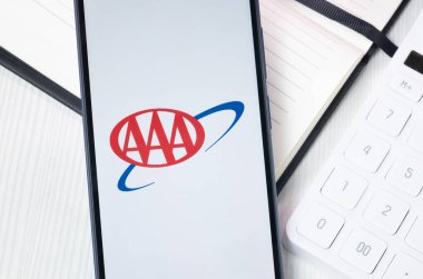 New York, ABD - 30 Haziran 2024: AAA Amerikan Otomobil Birliği Logosu veya Telefon Ekranında Simge.