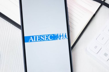 New York, ABD - 30 Haziran 2024: AIESEC Logosu veya Telefon Ekranında Simge.