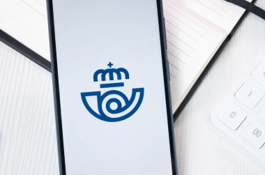 New York, ABD - 30 Haziran 2024: Correos Logo veya Telefon Ekranında Simge.