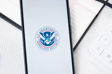 New York, ABD - 30 Haziran 2024: ABD İç Güvenlik Bakanlığı Logosu veya Telefon Ekranında Simge.