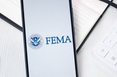 New York, ABD - 30 Haziran 2024: FEMA logosu veya Telefon Ekranında Simge.