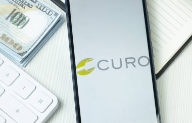 New York, ABD - 21 Haziran 2024: CURO Grup Logosu Telefon Ekranı, Şirket Simgesi.