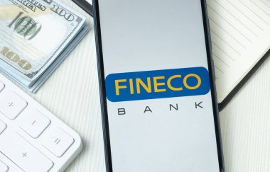 New York, ABD - 21 Haziran 2024: FinecoBank Logosu Telefon Ekranı, Şirket Simgesi.