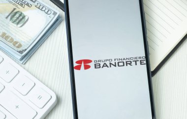 New York, ABD - 21 Haziran 2024: Banorte Logosu Telefon Ekranında, Şirket Simgesi.