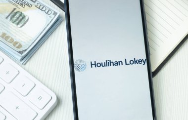 New York, ABD - 21 Haziran 2024: Houlihan Lokey Logo Telefon Ekranı, Şirket Simgesi.