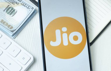 New York, ABD - 21 Haziran 2024: Jio Finansal Hizmetler Logosu Telefon Ekranında, Şirket Simgesi.