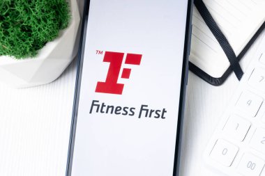 New York, ABD - 1 Ağustos 2024: Telefon Ekranındaki Fitness Birinci Logosu, Fitness Company Simgesi.