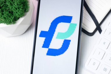 New York, ABD - 1 Ağustos 2024: Telefon Ekranında Bifinans Logosu, Kripto Takas Şirketi İmzası.