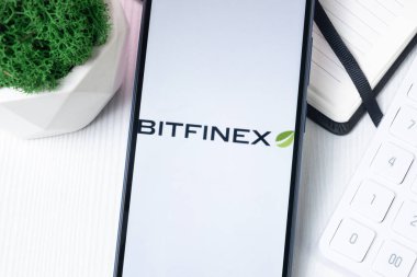 New York, ABD - 1 Ağustos 2024: Telefon Ekranında Bitfinex Logosu, Kripto Takas Şirketi İmzası.