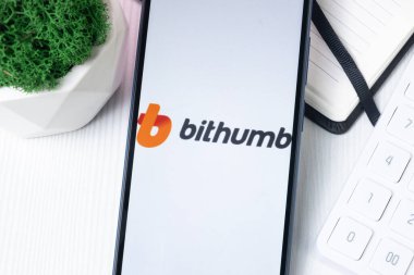 New York, ABD - 1 Ağustos 2024: Telefon ekranında bithumb logosu, Kripto Exchange Company imzası.