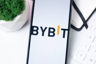 New York, ABD - 1 Ağustos 2024: Telefon Ekranında Bybit Logosu, Kripto Takas Şirketi İmzası.