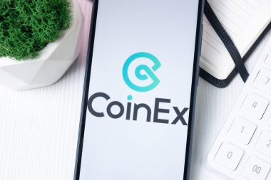 New York, ABD - 1 Ağustos 2024: Telefon Ekranı Para Ex Logosu, Kripto Takas Şirketi İmzası.