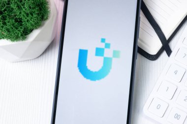 New York, ABD - 1 Ağustos 2024: Telefon Ekranında UZX Logosu, Kripto Takas Şirketi İmzası.