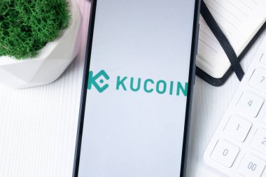 New York, ABD - 1 Ağustos 2024: Kucoin Logosu Telefon Ekranı, Kripto Takas Şirketi İmzası.