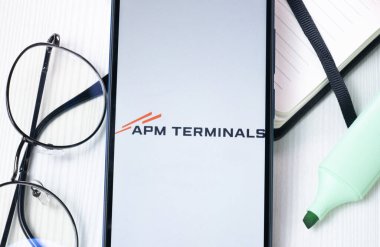 New York, ABD - 1 Ağustos 2024: Telefon Ekranında APM Terminalleri Logosu, Görünümdeki Şirket Simgesi.