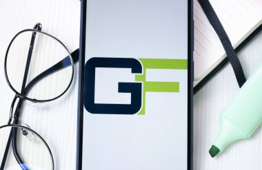New York, ABD - 1 Ağustos 2024: Telefon Ekranında GF Logosu, Görünürde Şirket Simgesi.