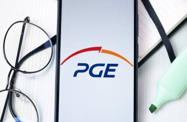 New York, ABD - 1 Ağustos 2024: Telefon Ekranında PGE Logosu, Görünürde Şirket Simgesi.