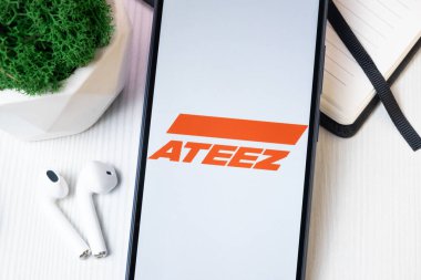 New York, ABD - 1 Ağustos 2024: Atıez Logosu Telefon Ekranında, Müzik Simgesi Ekranda.