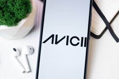 New York, ABD - 1 Ağustos 2024: Avicii Logosu Telefon Ekranı, Müzik Simgesi Ekranda.