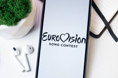 New York, ABD - 1 Ağustos 2024: Telefon Ekranında Eurovision Logosu, Ekranda Müzik Simgesi.