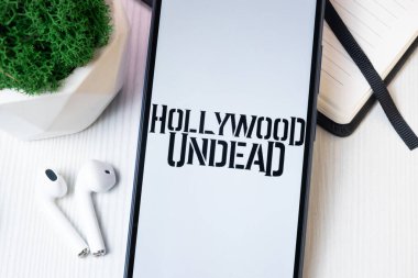 New York, ABD - 1 Ağustos 2024: Hollywood Ölümsüz Logosu Telefon Ekranında, Müzik Simgesi Ekranda.