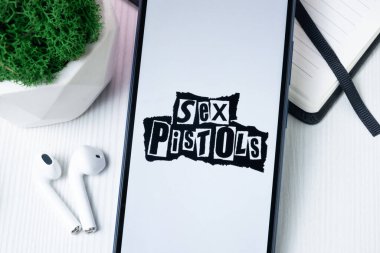 New York, ABD - 1 Ağustos 2024: Telefon Ekranında Sex Pistols Logosu, Müzik Simgesi Ekranda.