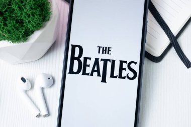 New York, ABD - 1 Ağustos 2024: The Beatles Logo on Phone Screen, Music Icon on Explay.