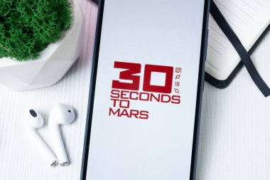 New York, ABD - 1 Ağustos 2024: 30 Mars Logosuna Saniyeler Telefon Ekranında, Müzik Simgesi Ekranda.