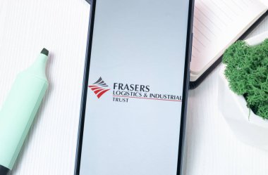 New York, ABD - 1 Ağustos 2024: Frasers Lojistik Endüstriyel Sanayi Logosu Telefon Ekranı, Şirket Simgesi.