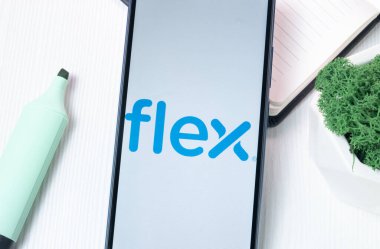 New York, ABD - 1 Ağustos 2024: Telefon Ekranında Flex Logosu, Ekranda Şirket Simgesi.