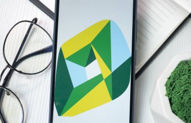 New York, ABD - 21 Haziran 2024: Adaro Enerji Logosu Telefon Ekranı, Şirket Simgesi.