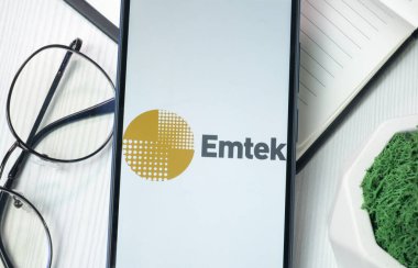 New York, ABD - 21 Haziran 2024: Elang Mahkota Teknologi Logosu Telefon Ekranı, Emtek Şirketi Simgesi.