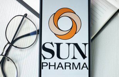 New York, ABD - 21 Haziran 2024: Sun Pharmaceutical Industries Logo on Phone Screen, Sun Pharma Company Icon.