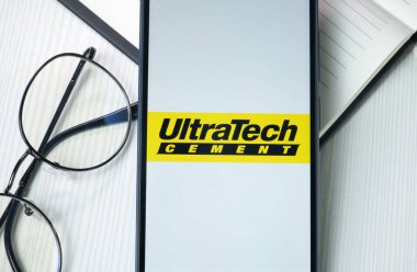 New York, ABD - 21 Haziran 2024: Telefon Ekranında UltraTech Beton Logosu, Şirket Simgesi.