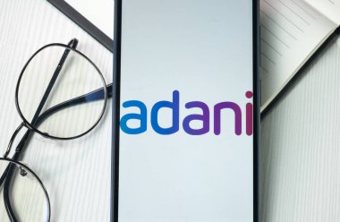 New York, ABD - 21 Haziran 2024: adani Logosu Telefon Ekranı, Şirket Simgesi.