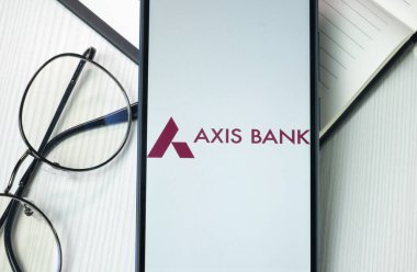 New York, ABD - 21 Haziran 2024: Axis Bank Logosu Telefon Ekranı, Şirket Simgesi.