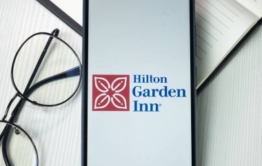 New York, ABD - 21 Haziran 2024: Hilton Garden Inn Logosu Telefon Ekranı, Şirket Simgesi.