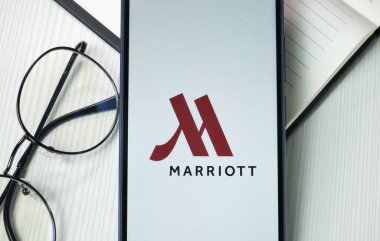 New York, ABD - 21 Haziran 2024: Marriott Logosu Telefon Ekranı, Şirket Simgesi.