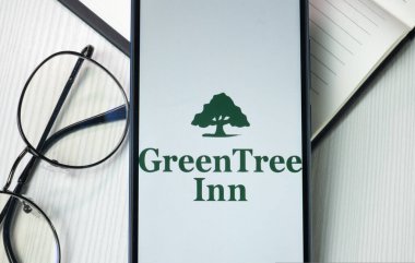 New York, ABD - 21 Haziran 2024: GreenTree Konukseverlik Logosu Telefon Ekranında, Şirket Simgesi.