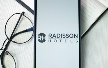 New York, ABD - 21 Haziran 2024: Radisson Otelleri Logosu Telefon Ekranı, Şirket Simgesi.