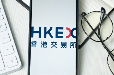 New York, ABD - 21 Haziran 2024: Hong Kong Borsası ve Telefon Ekranı Temizleme Logosu, HKE Şirket Simgesi.