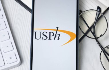 New York, ABD - 21 Haziran 2024: ABD Telefon Ekranında Fiziksel Terapi Logosu, USPh Şirket Simgesi.