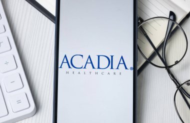 New York, ABD - 21 Haziran 2024: Acadia Sağlık Logosu Telefon Ekranı, Şirket Simgesi.