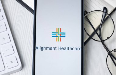 New York, ABD - 21 Haziran 2024: Hizalama Sağlık Logosu Telefon Ekranı, Şirket Simgesi.