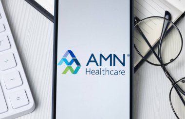 New York, ABD - 21 Haziran 2024: AMN Sağlık Hizmetleri Logosu Telefon Ekranı, Şirket Simgesi.