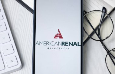 New York, ABD - 21 Haziran 2024: American Renal Associates Logosu Telefon Ekranında, Şirket Simgesi.