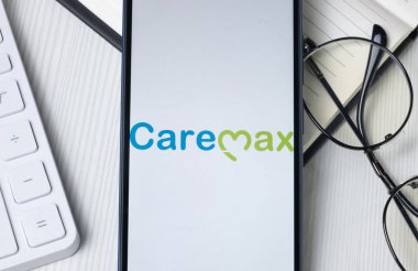 New York, ABD - 21 Haziran 2024: Telefon Ekranında CareMax Logosu, Şirket Simgesi.
