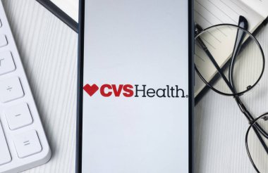 New York, ABD - 21 Haziran 2024: Telefon Ekranında CVS Sağlık Logosu, Şirket Simgesi.
